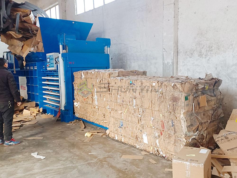 Hydraulic diagram compressing cardboard bales